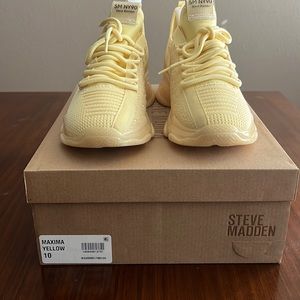 Steve Madden Maxima Yellow size 10 women shoes.